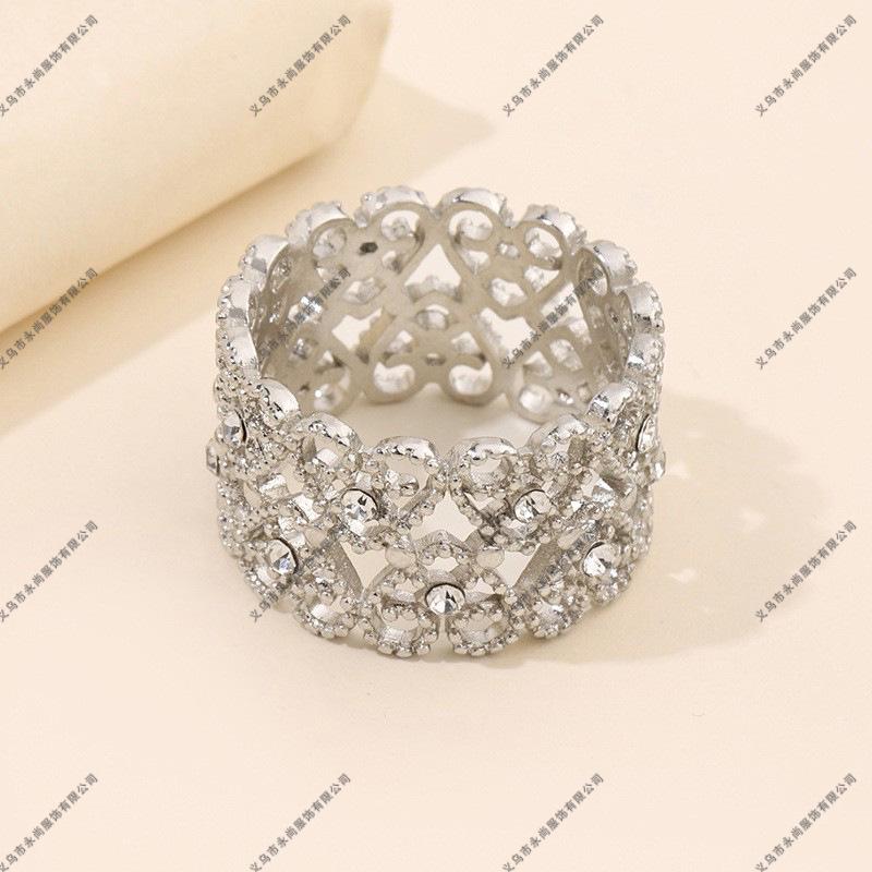 Retro Hollow Scarf Buckle: Versatile, Exquisite, Multifunctional Accessory