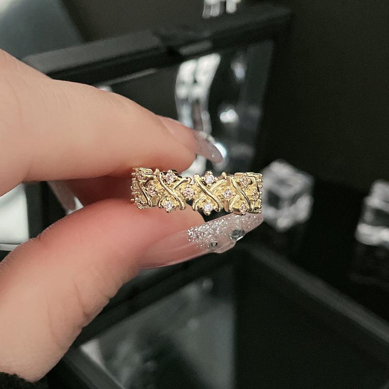 Chinese Retro High-End Open Lace Ring - Women's Court Style Temperament, Niche Design