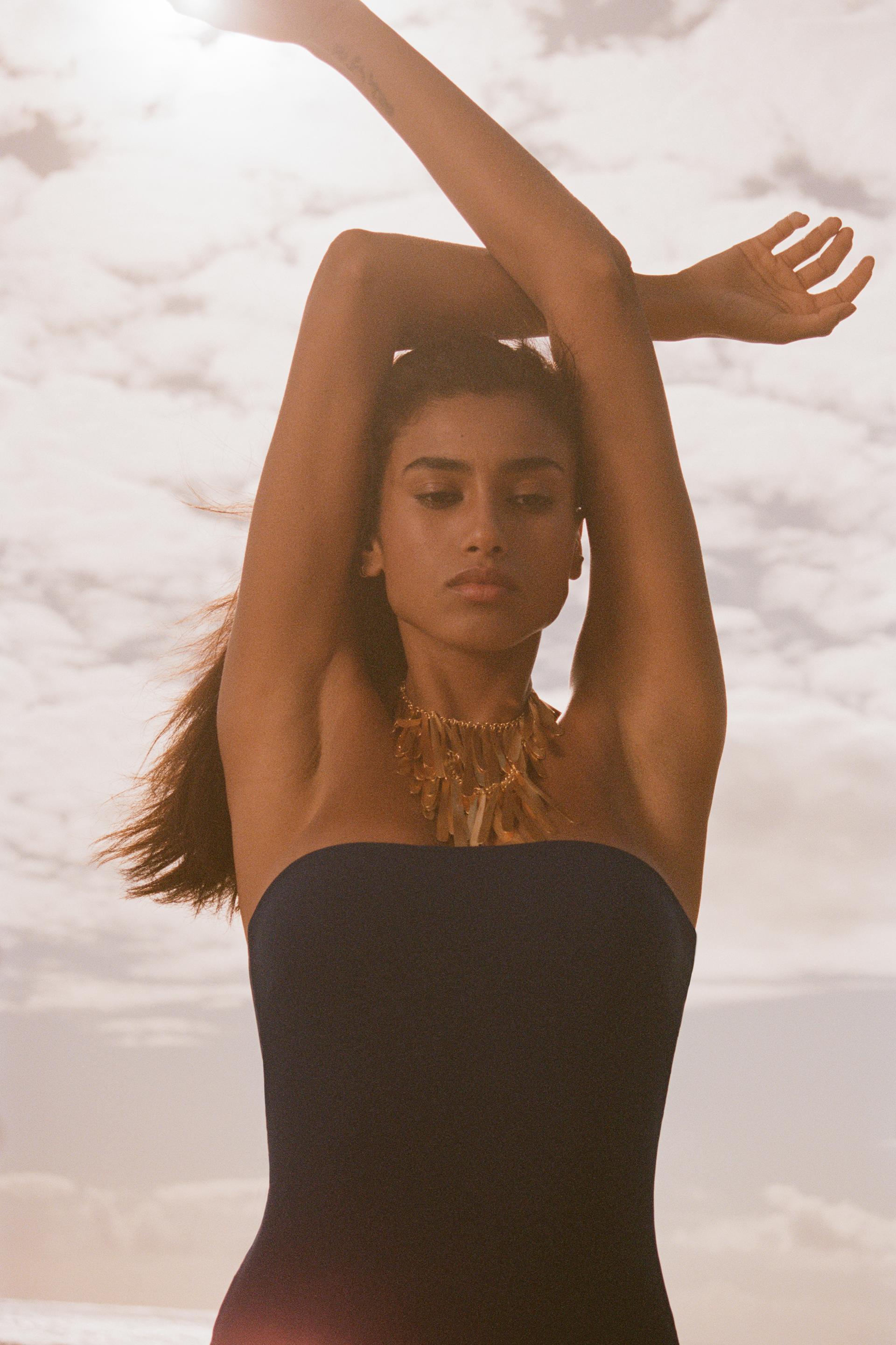 

КУПАЛЬНИК БЕЗ БРЕТЕЛЕЙ