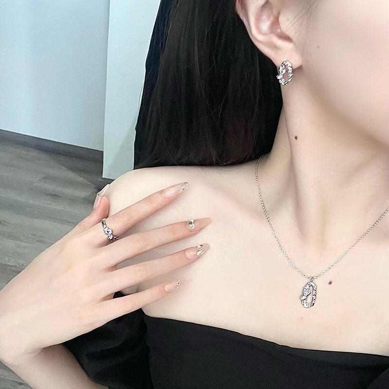 Fioletowy Cyrkon Inkrustowany Niszowy Design Prosty Nieregularny Naszyjnik Wysokiej Klasy Kolczyki Sztyfty Otwarty Pierścionek Zestaw