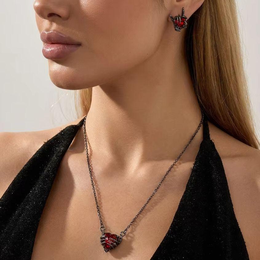 Gothic Punk Skull Claw Heart Pendant Necklace for Women Men Personality Dark Fantasy Geometric Necklace Halloween Jewelry Gifts