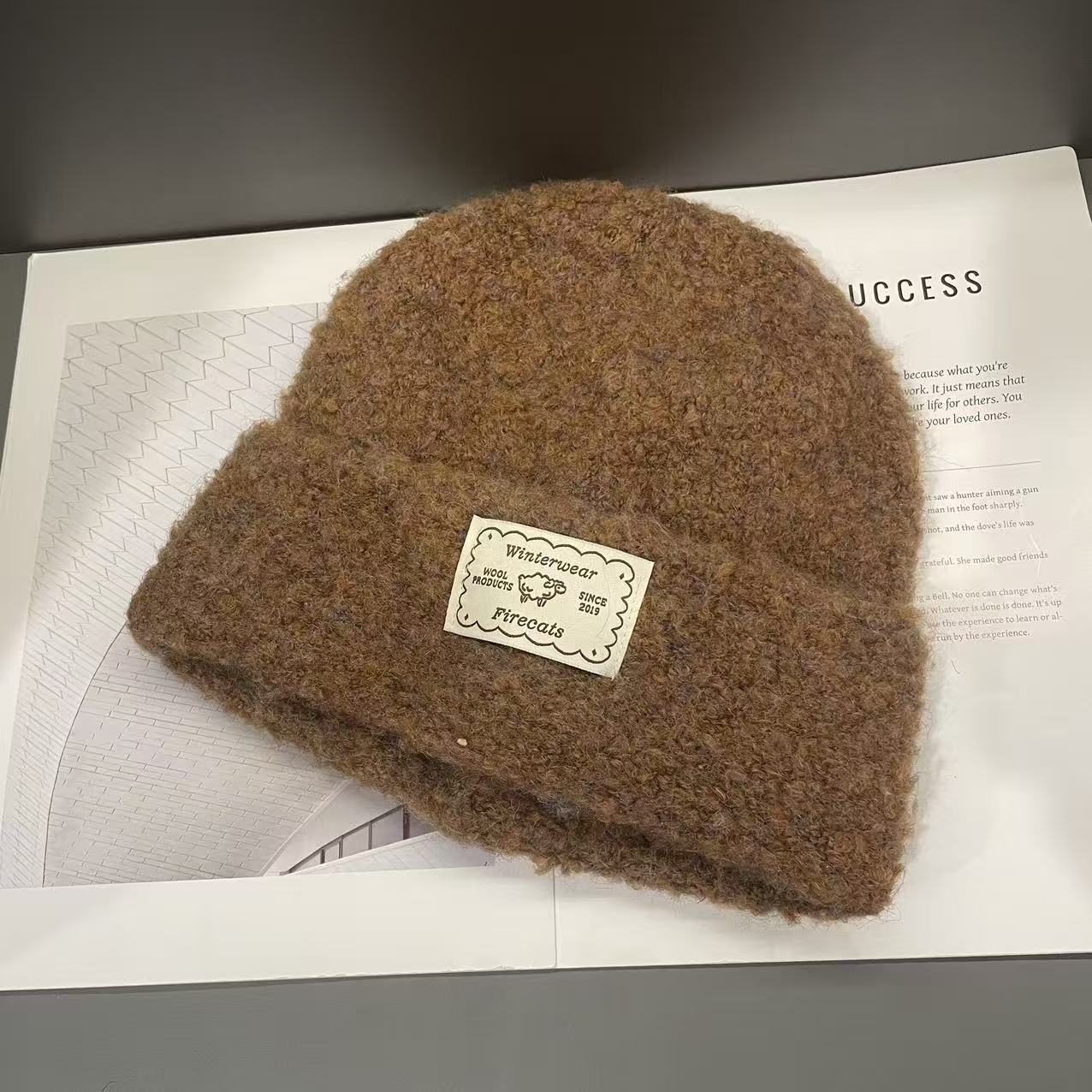 

Вязаная шапка-патч для женщин на осень и зиму, теплая и защищающая уши, мягкая и восковая, утолщенная плюшевая шерстяная шапка, демонстрирующая модное лицо M（56-58cm）