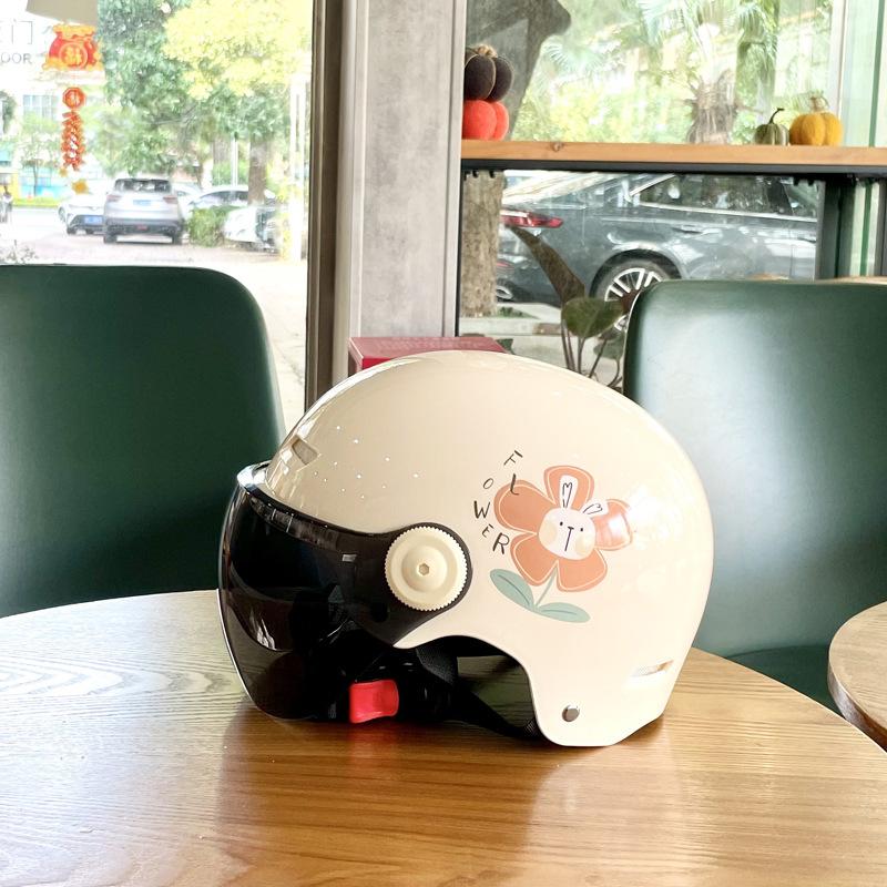 Helmets Women's Summer Electric Motorcycles Men's and Women's Half Helmets Battery Cars Universal In All Seasons