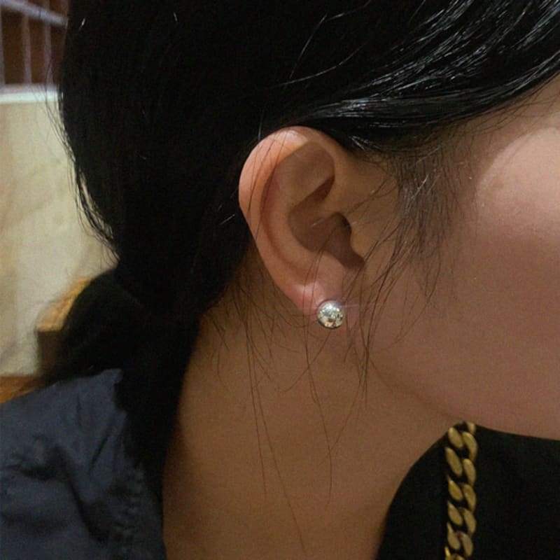 APIOH SILVER BALL EARRING