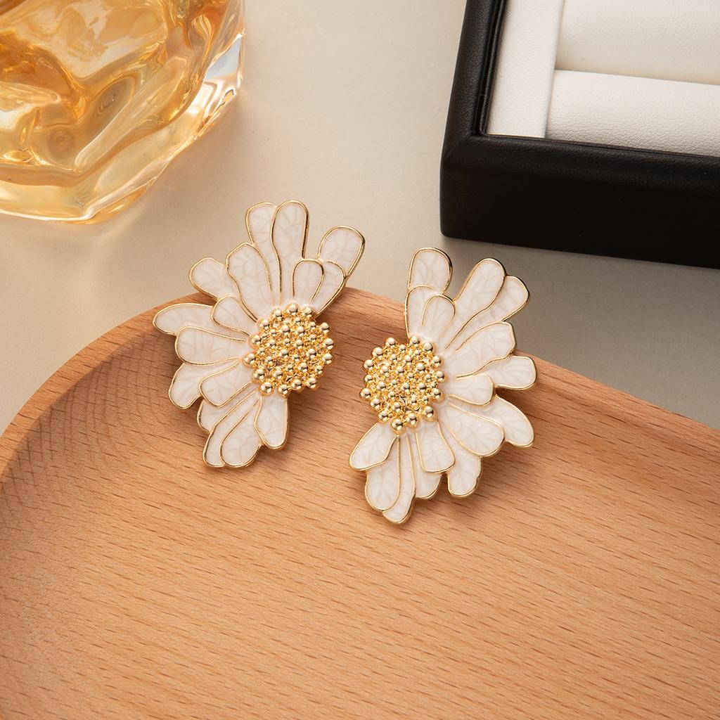 French Vintage Layered Daisy Flower Stud Earrings for Women Sweet Niche Fashion Jewelry Party Accessories Gifts