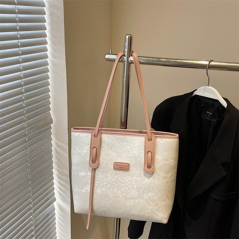 Large-capacity commuter tote bag women's fashion versatile shoulder bag new niche simple leisure bag