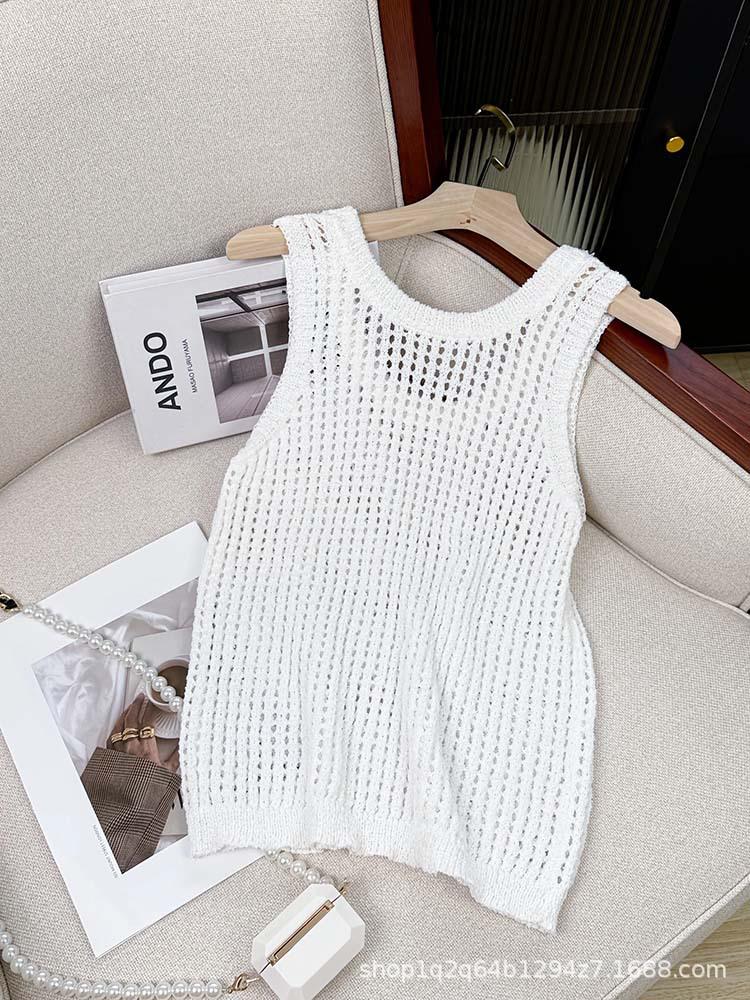 2026 White Sleeveless Knit Camisole with Round Neck and Hollow Design
