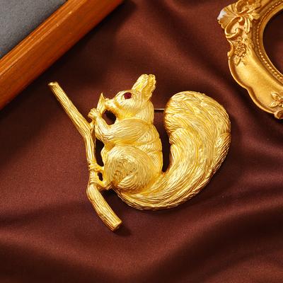 Kreatywna i urocza nowa przypinka ze zwierzęciem symulowanym dla prostego damskiego kardiganu, broszka w kształcie wiewiórki zapobiegająca prześwitywaniu