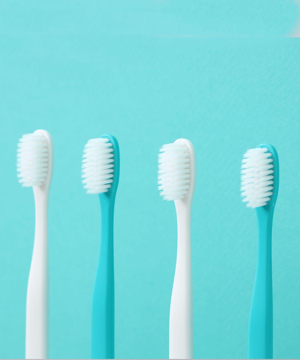 6-pack of antibacterial fine-bristle toothbrushes 6 white pieces