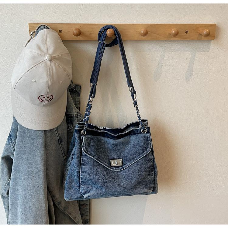 Trendy new 2025 Korean version single shoulder oblique span bag chain commuting large capacity stray bag women's bag denim underarm bag