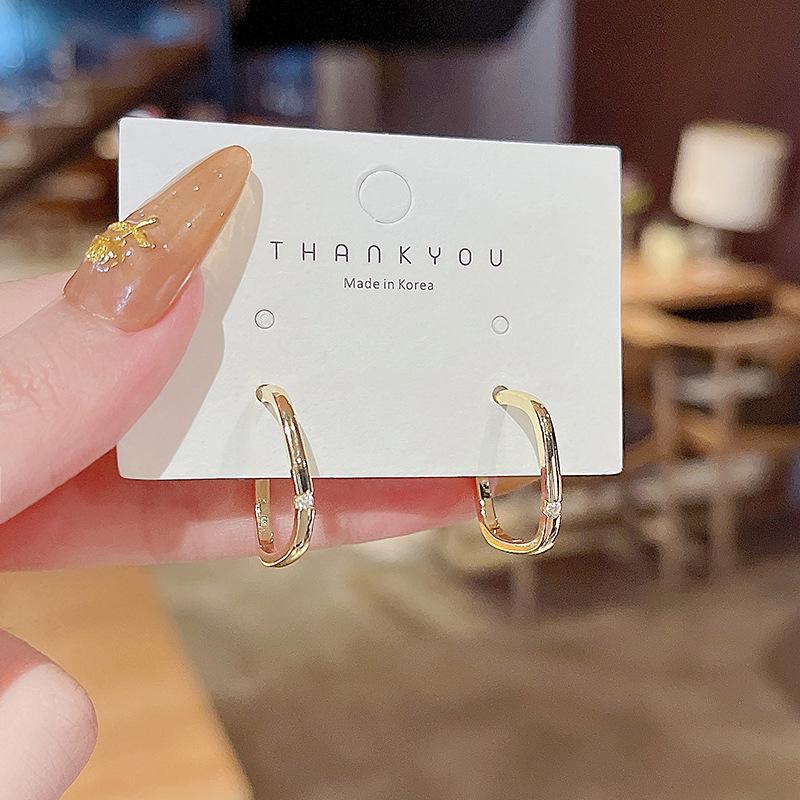 

Серебряные геометрические серьги с бриллиантами S925 — стильный и элегантный дизайн, вдохновленный знаменитостями