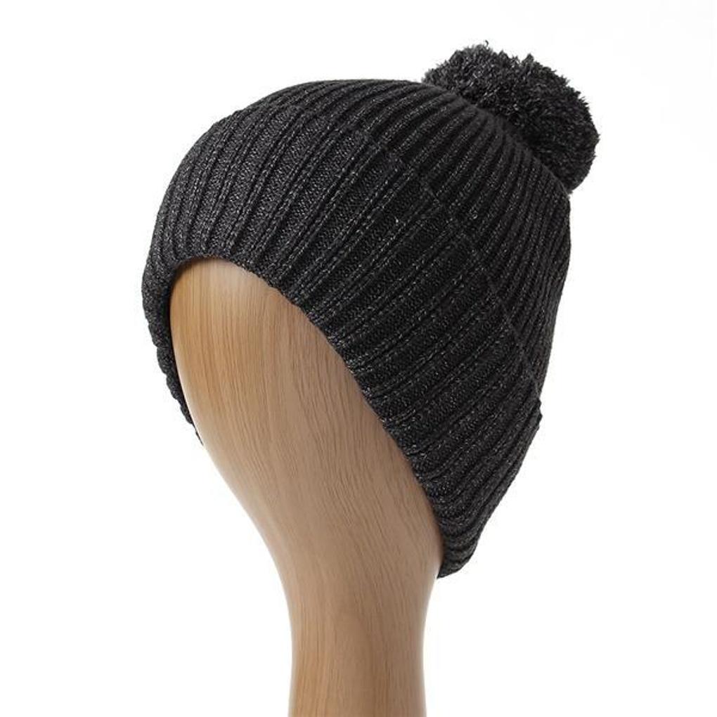 Mütze mit Bommel und Zopfmuster (schwarz)