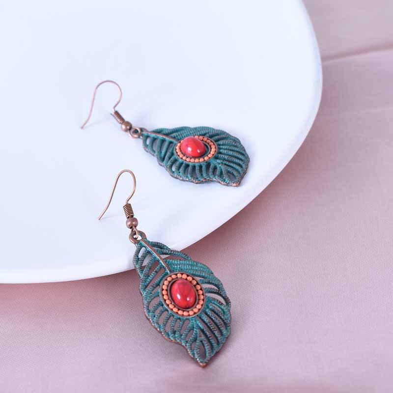 Retro Gold Gem-Inlaid Leaf Earrings with Two-Tone Hollow Design зелёный