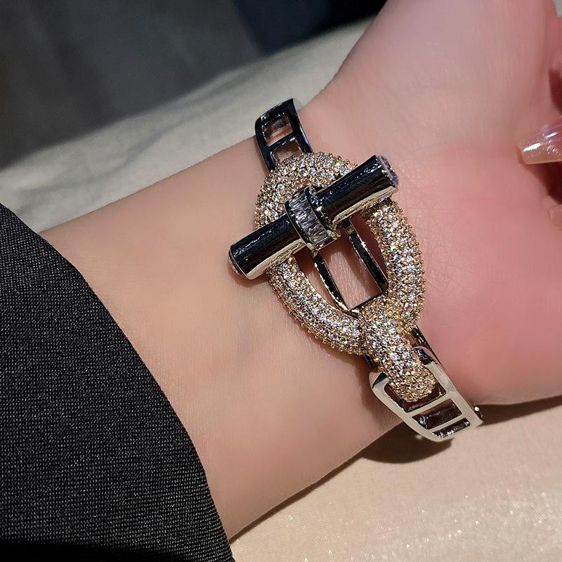 Neues Armband-Set mit horizontalem Stab und Schweinenase, leichter Luxus, Kupfer eingelegt mit Zirkonia