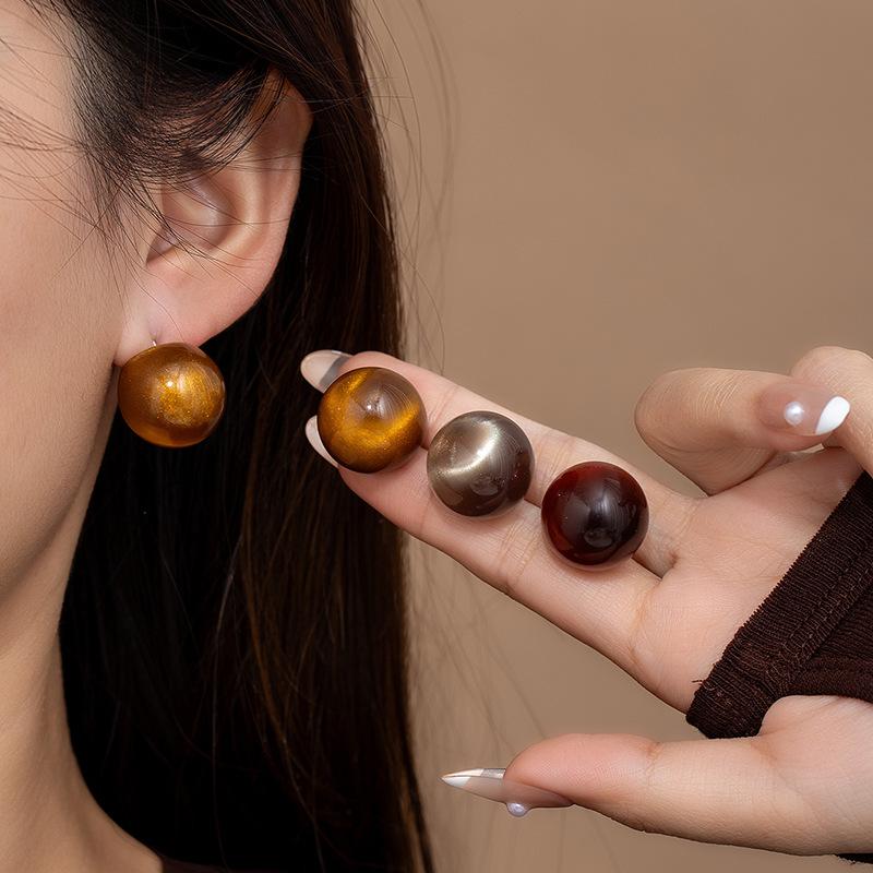 Retro Hong Kong Style Smudged Cat'S Eye Round Ball Stud Earrings Female Maillard Style High-End Earrings Fashion Design Temperament Earrings