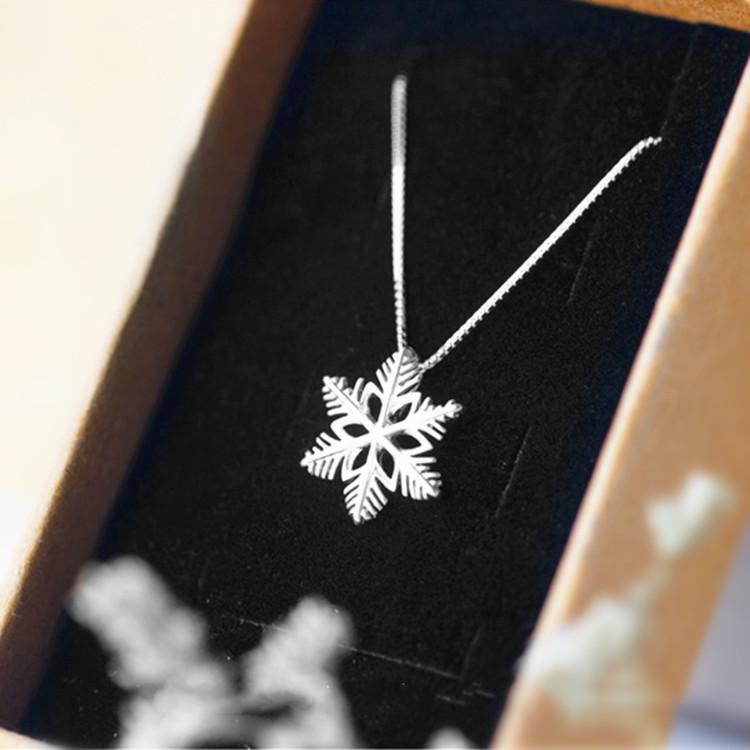 Mori Style Fresh Leaf & Snowflake Pendant Clavicle Necklace