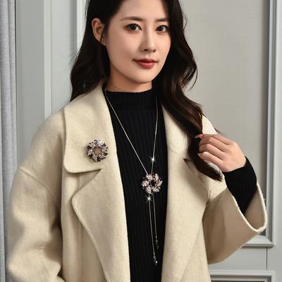 Neue vielseitige Pulloverkette Modische und elegante Spirale Blume lange Halskette für Damen mit zwei Brustblumen