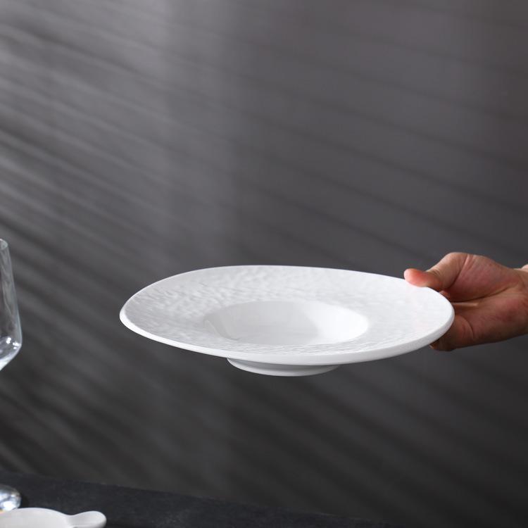 Ceramiczne talerzyki z motywem słomkowego kapelusza, malowane pod szkliwo: Talerze deserowe, do zup i makaronów o fakturze młotkowanej do użytku hotelowego