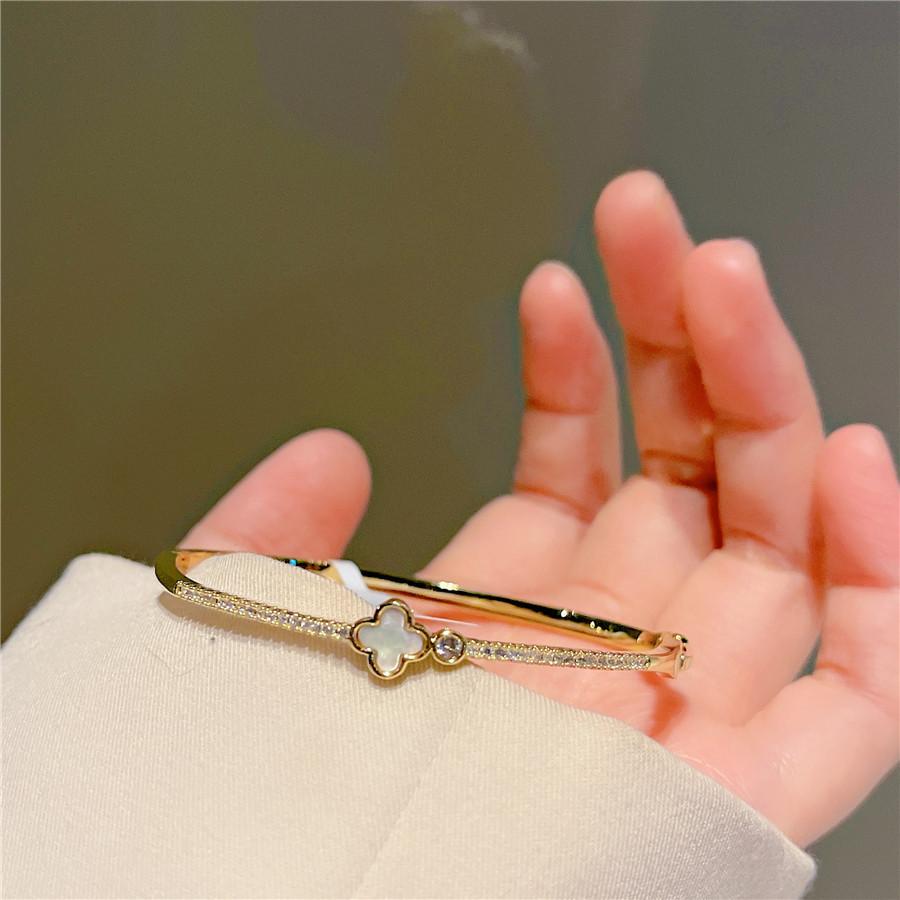 

Роскошный браслет из 14-каратного золота с натуральным перламутром в виде четырехлистного клевера