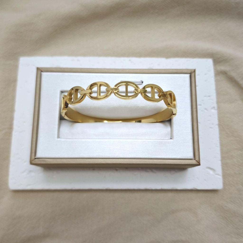 Women's Two-Tone European Style Hollow Pig Nose Buckle Bracelet in Gold and Silver