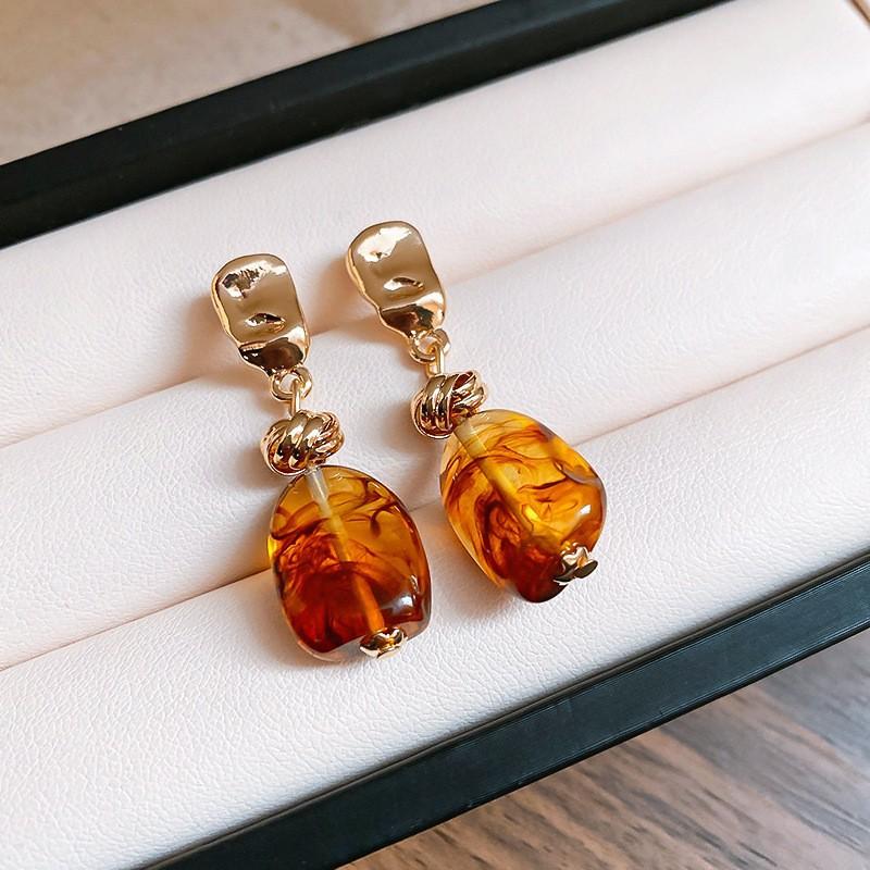 Vintage Maillard Coffee Silver Needle Earrings Fashion Versatile Niche Hong Kong Style Earrings Light Luxury Premium Autumn and Winter Earrings