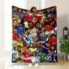Eine Collage von Fußballspielern in Aktion, die Fußbälle halten und damit spielen. Decke für alle Jahreszeiten Mittagspause Überwurf Geschenk