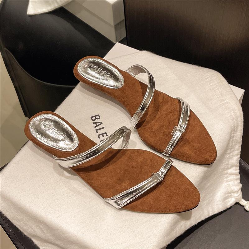 

2025 summer new slope heel slippers female pointed toe Internet celebrity temperament niche design sense low heel sandals 40 серебряный