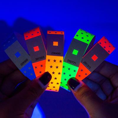 100 Stuks Ster Wegwerp Polsbandjes Synthetisch Papier Fluorescerende Polsbandjes Waterdichte Zweetbestendige Polsbandjes voor Attractiepark Concerten Evenementen