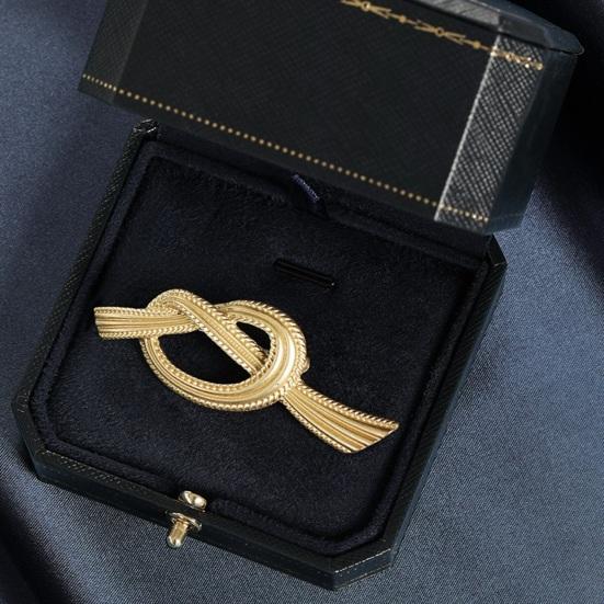 Brooch French Style Hollow Stainless Exquisite Vintage Solid Color Colorfast Luxury Bag Collar Scarf Hat Decoration Clothes Pin Lady Jewelry