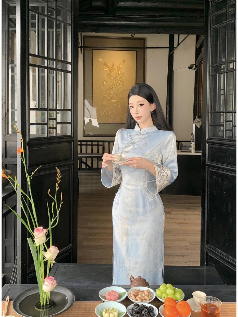 Jesień 2025 Wykwintna sukienka qipao z niebieskim nadrukiem i łączonymi rękawami