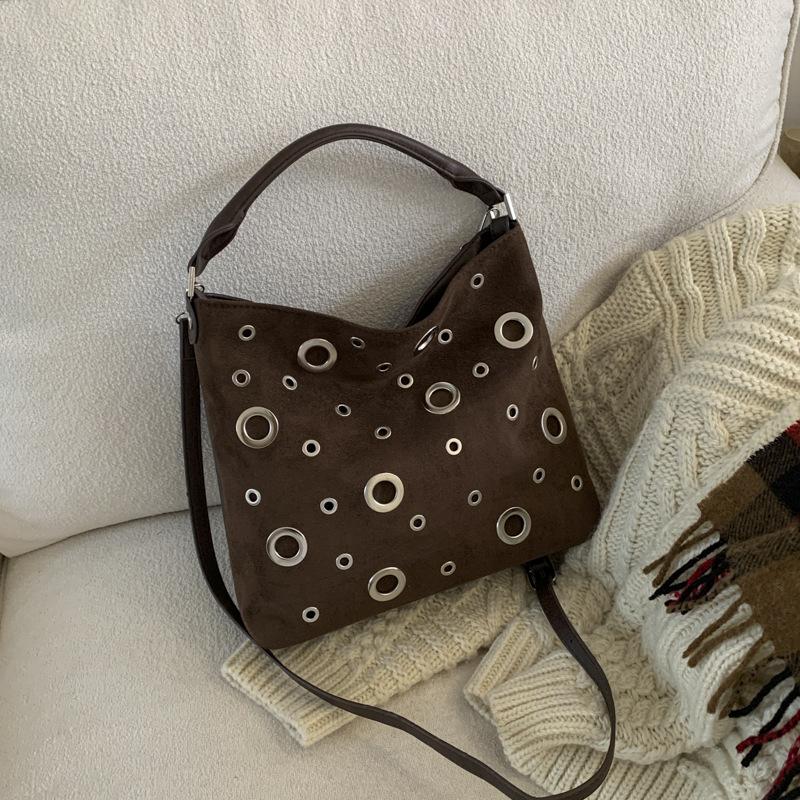 

2025 new commuter women s bag shoulder messenger bag tote armpit bag classic fashion versatile high sense bucket bag темно-коричневого