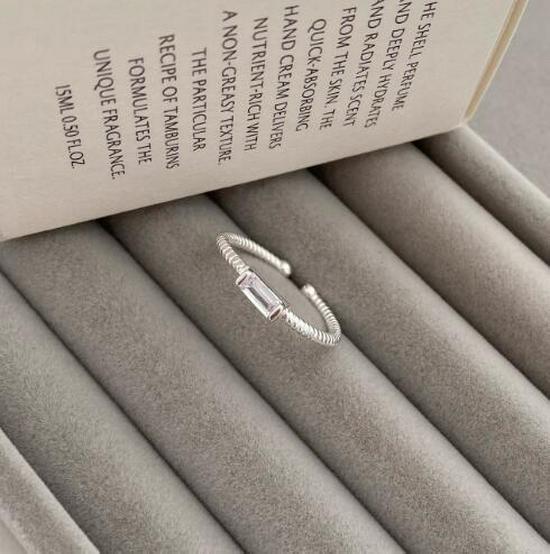

S925 Sterling Silver Twisted Vintage Zircon Square Ring - Simple, Versatile, Open Design with Stylish Charm. срібний