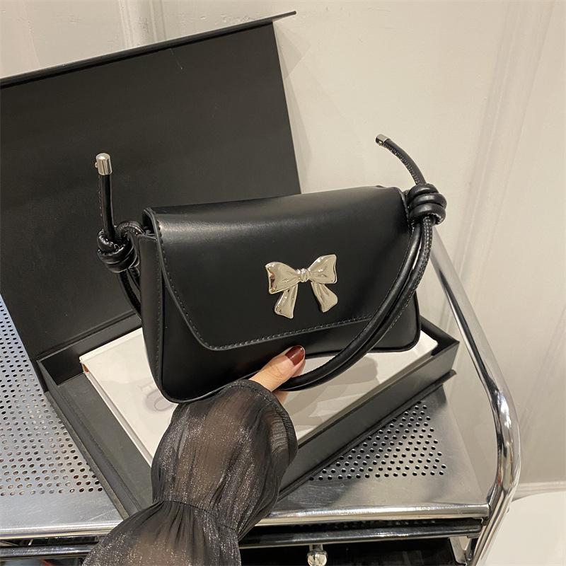 

Маленькая сумка премиум-текстуры 2025 новая женская универсальная сумка-мессенджер французская нишевая сумка на одно плечо подмышку французская сумка-палочка чёрный