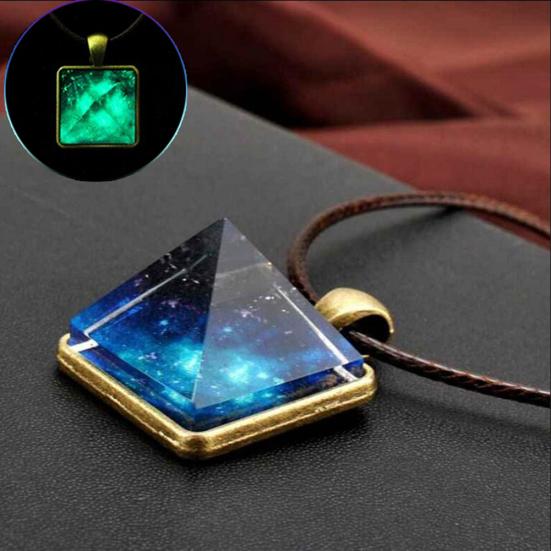 

Прохладное свечение в темноте Звездное небо Пирамида Кулон Ожерелье Творческие украшения Подарок