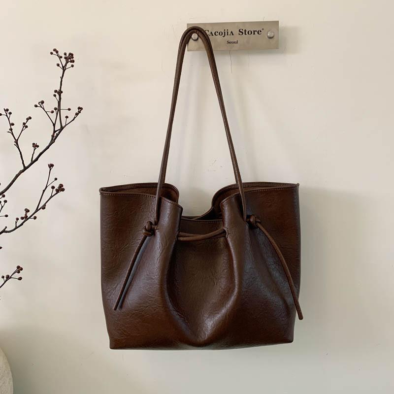 Korean version of high-value large-capacity bag women's autumn 2025 new shoulder bag commuting to work portable tote bag