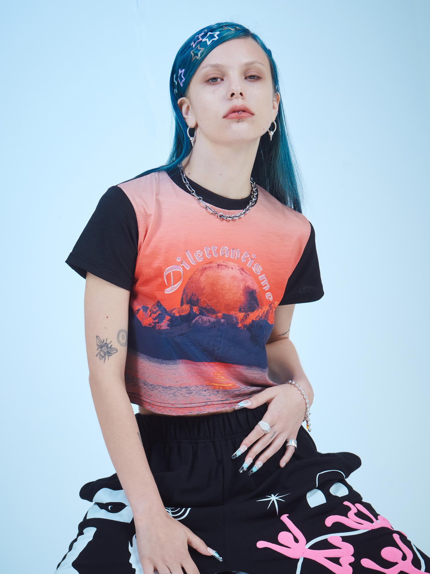 Dilettantism Red Moon Graphic Crop T-Shirt