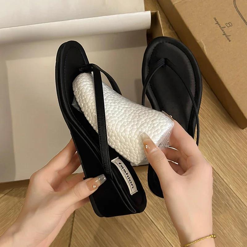 Designer Sommer Strand Dame Klips Tå Tøfler Mote Utendørs Slip On Kilehæl Slides Kvinnelige Flip Flop Sko