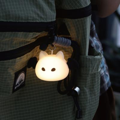 Llavero Luz Nocturna en Forma de Murciélago con 8 Modos de Color Lámpara LED de Silicona Portátil Recargable para Bolso Decoración de Halloween Camping Senderismo Dormitorio Regalo