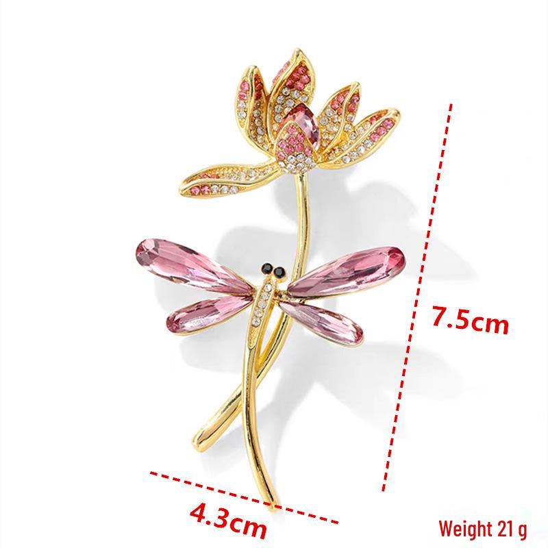 

Элегантный красный значок на лацкан в виде цветка розы с замком мира, прямоугольником из бриллиантов и животным мотивом.