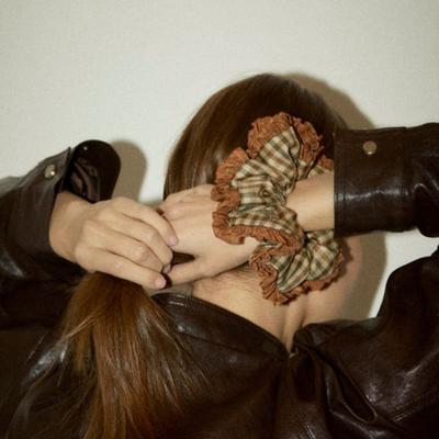Favorite Noun Check Scrunchies_FW_04 BROWN