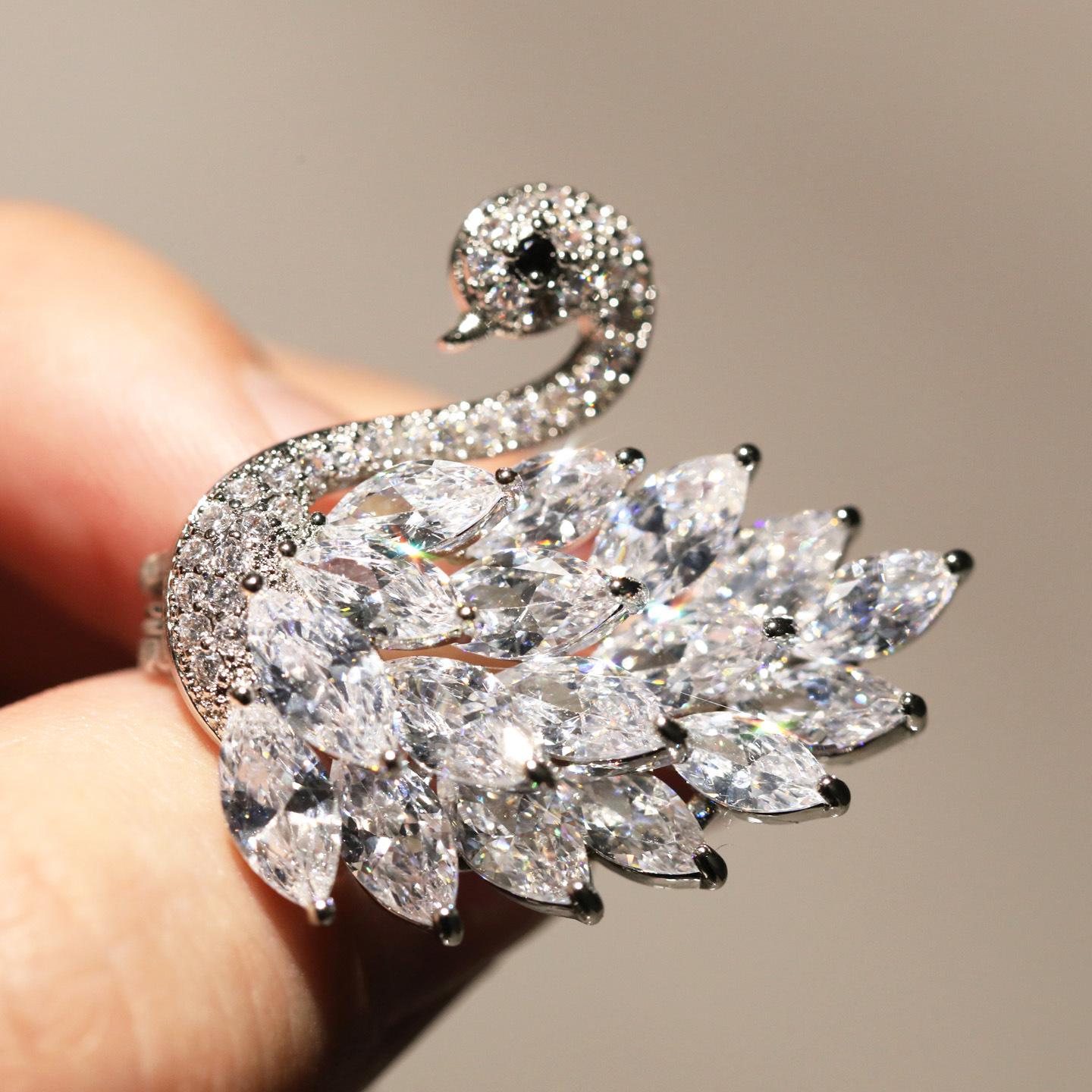 Bo Xin Yun Elegant Swan Brooch: High-Quality Copper with Zirconia, Fashionable Small Animal Corsage Accessory.
