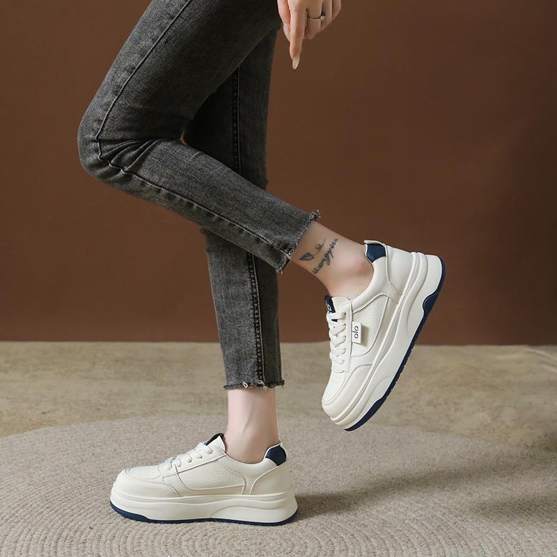 2025 new thick-soled lightweight little white shoes women's spring popular versatile leisure sports women's shoes student height-increasing board sho
