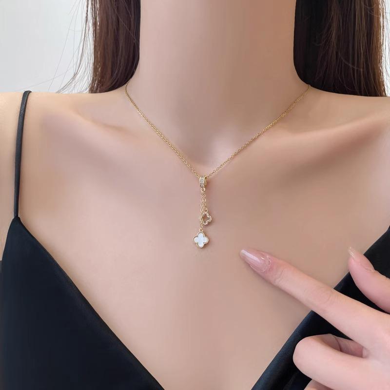 Copper-Plated Gold Four-Leaf Clover Tassel Pendant Necklace - Elegant, Minimalist, and Luxurious.