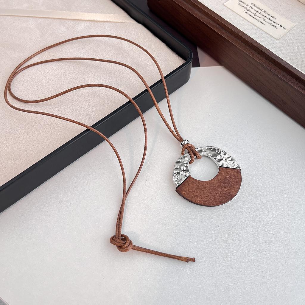 Minimalistischer Kaltwind-Spleiß-Halbpack-Ring-Anhänger Schwarzes Seil Lange Halskette Damen-Nische High-End Pulloverketten-Accessoires