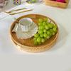 Stilvolles rundes Weiden Tablett mit Griffen für Mehrzweckgebrauch in Küchenbedarf, Esszimmer- oder Wohnzimmerorganisation