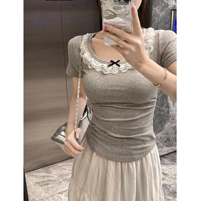 Damski T-shirt z krótkim rękawem z francuskiej koronki z kokardą - Szary, Nieregularny plisowany design na lato