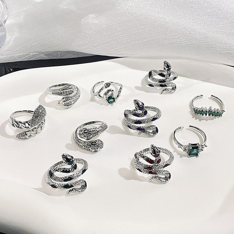 Otevřený prsten se zirkony a hadím motivem, niche design, osobnost, tmavý retro, studený vítr, prsten pro ženy