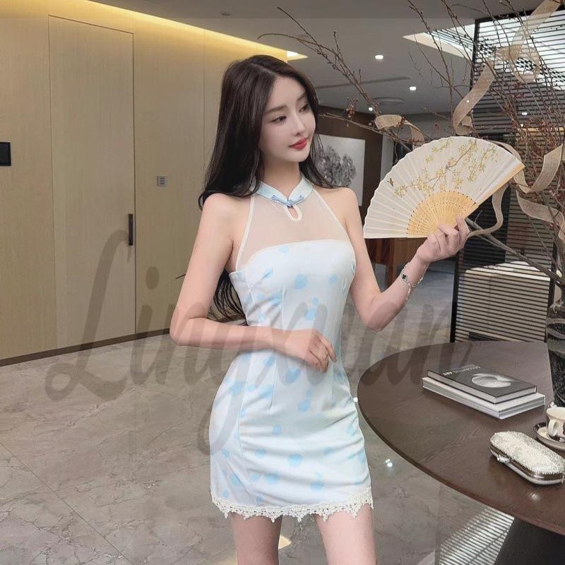 

Elegant Off-Shoulder Halter Neck Qipao Gown with Lace Trim Medium синій