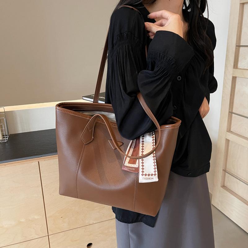 

Простая сумка-тоут большой вместимости, очень большая сумка, женская, новая 2025, повседневная текстурная сумка для поездок на работу, студенческая сумка через плечо для занятий 35*12*26 коричневый