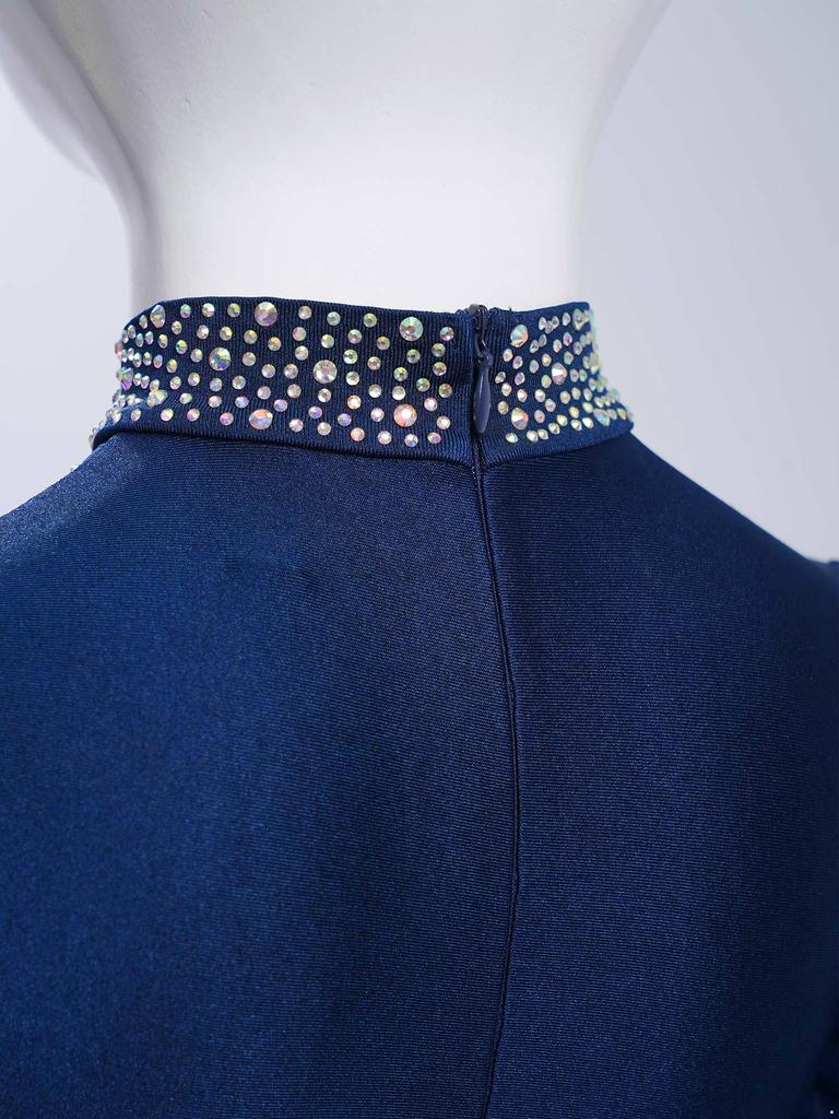 Body cu mâneci lungi și gât înalt, împodobit cu strasuri, cu capse la crotch și fermoar la spate, pentru patinaj artistic